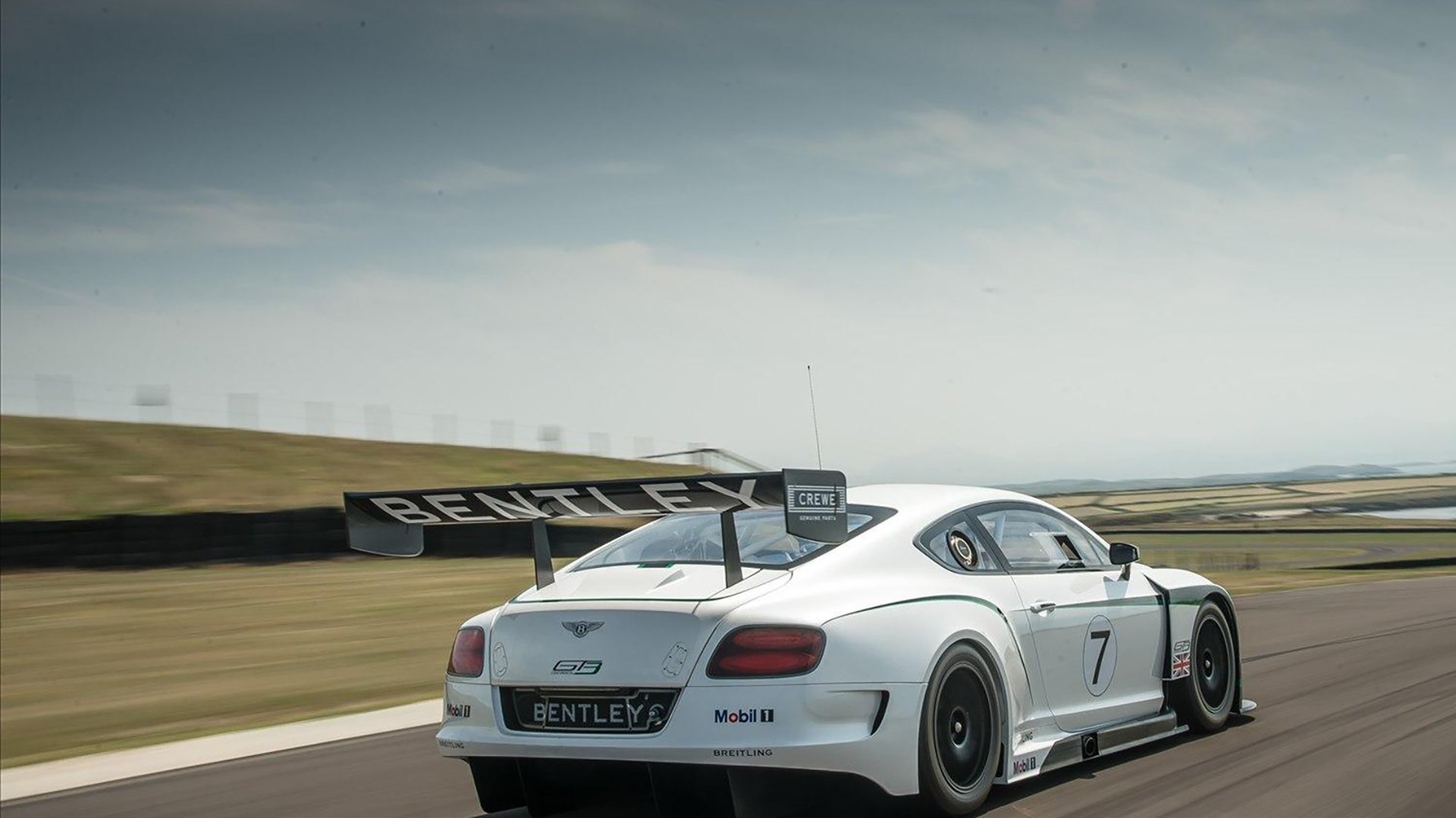 九游APP官网-拜仁控球占优，短传渗透打穿防区，拜仁全攻全守