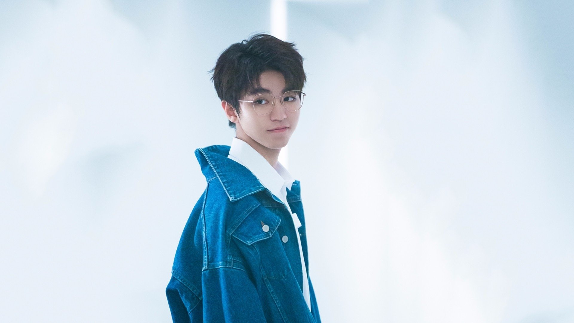 拜仁控球占优,短传渗透打穿防区,拜仁全攻全守